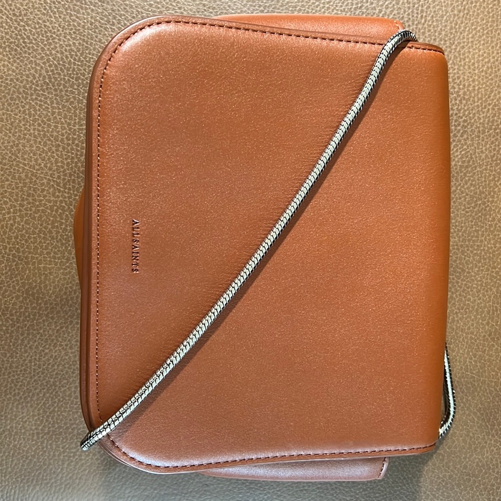 All saints bag in a perfect condition. With the dust bag and the card.